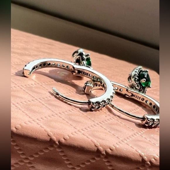 Gorgeous pure silver heart hoop 925 stamped emerald earrings - Picture 2 of 8
